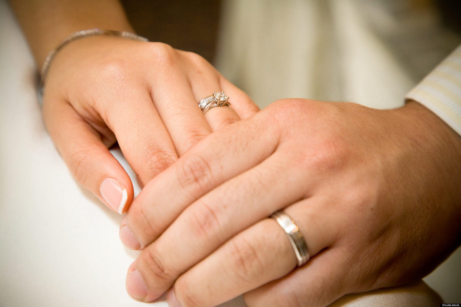 Замуж на какую руку кольцо. Обручальное кольцо на пальце. Пуки с обручальными кольцами. Свадебные кольца на пальцах. Обручальные кольца на руках.