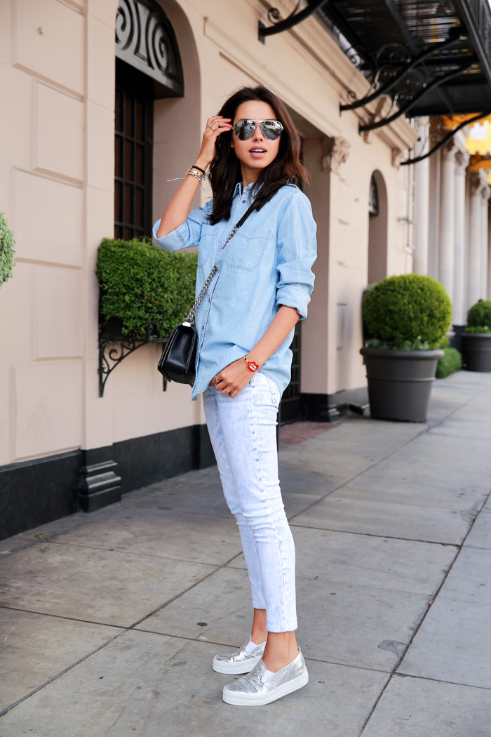 Белая рубашка и голубые джинсы