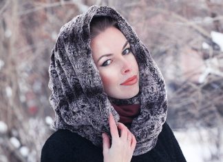 Головной убор, который не портит причёску: капор снова в моде