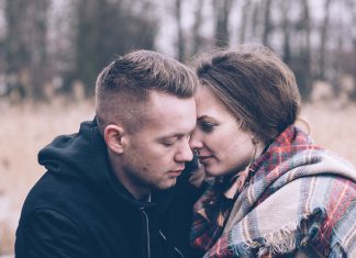 Читаем его мысли: о чём говорят его объятия