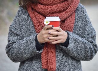 5 идей, как носить объёмный шарф этой осенью