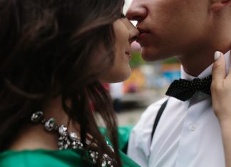 7 значимых прикосновений, которых ваш муж ждёт от вас