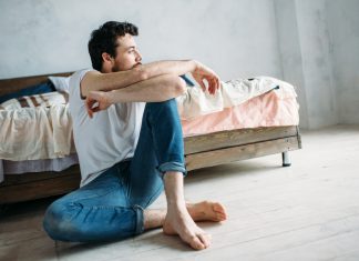 Не садитесь, пожалуйста, на мою кровать в одежде, в которой вы ходите по улице