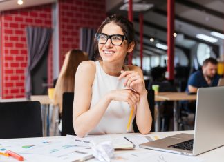 За женственность: 4 причины почему стоит ходить на работу в платье