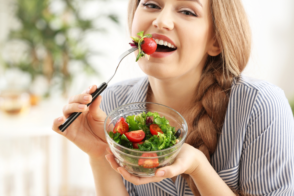 Ешь свежее. Женщина ест цветы. Eat Fresh! / Ешь свежее/натуральное!