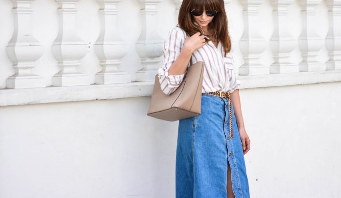 EJSTYLE-Emma-Hill-wears-Zara-denim-a-line-button-midi-skirt-Zara-70s-stripe-shirt-Mango-beige-tote-bag-tan-suede-gold-chain-belt