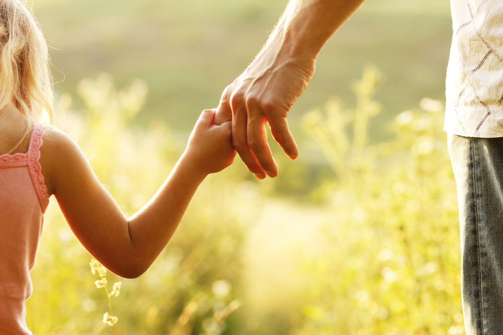Фото ребенка с родителями за руку