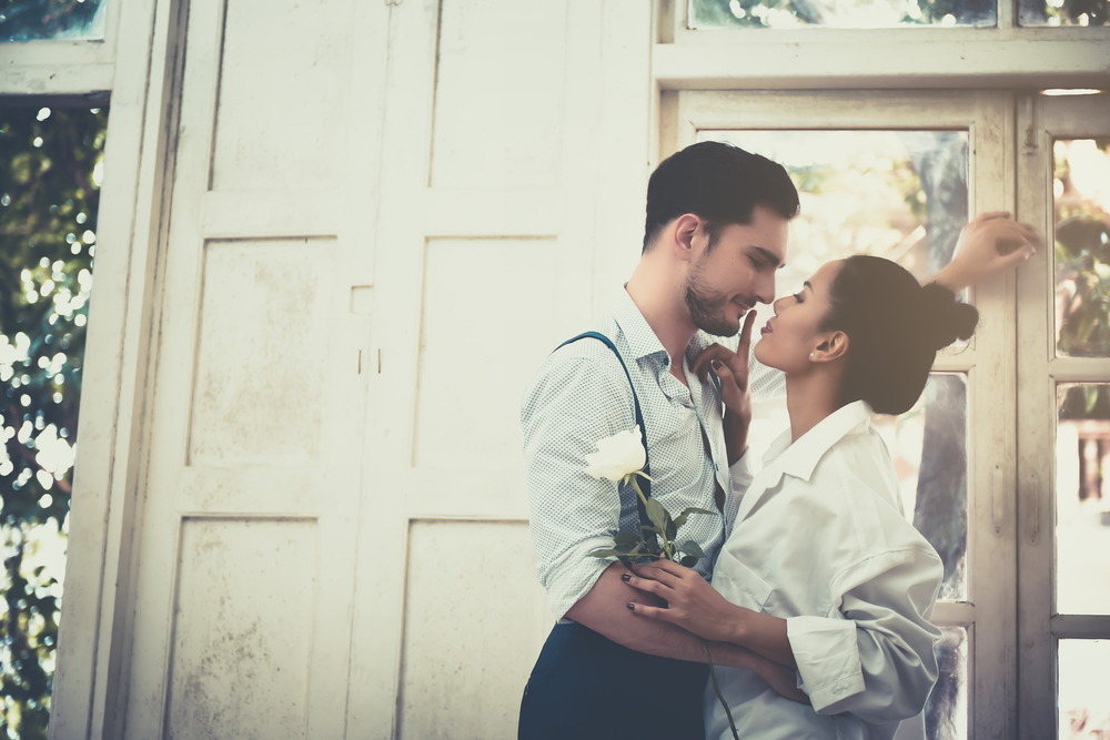 Достойная любовь. Счастливый мужчина. Couple kissing at the Window. Man and woman beside Door. Tu make.