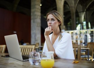 Эти 5 манер поведения выдают в вас одинокую женщину