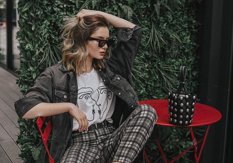 Каре растрепанный боб. Небрежно 3. Гулька на голове. Красивый пучок на короткие волосы. Небрежные прически на средние волосы.