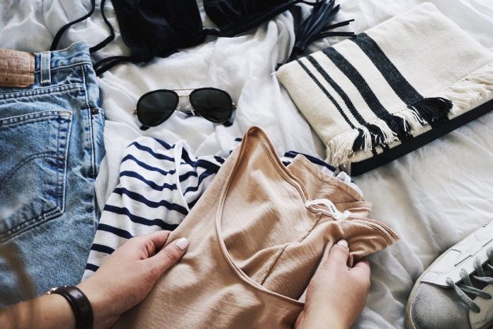 folding-clothes_t20_2JojrV_2048x