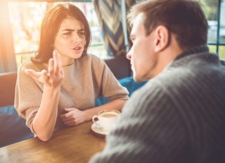 Если он требует от вас хоть одну из этих вещей, вы должны его бросить