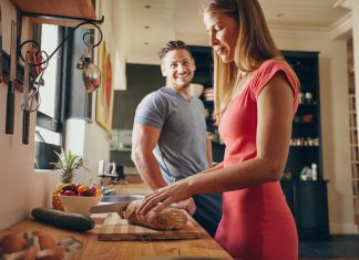 Если ваш мужчина жадный до денег, его выдадут эти 3 признака