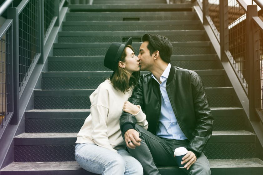 Мужчина и женщина целуются фото