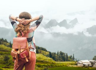 3 средства, которые заменят всю косметичку в путешествии