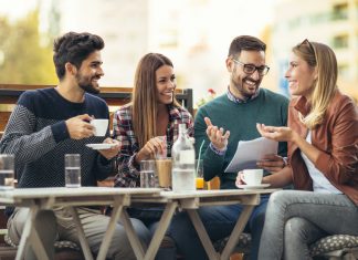 Чтобы не растерять всех друзей после 30, помните об этих 4 правилах