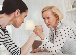 9 фраз, после которых мама мужа вас возненавидит