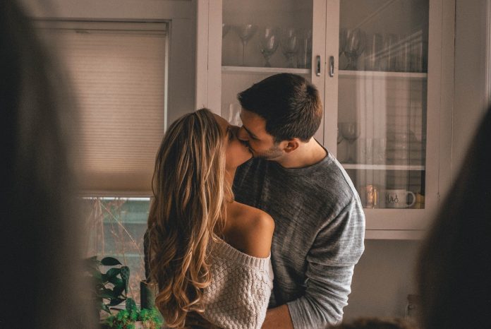 photo-1519878984947-8f6f19462787