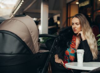 Сумасшедшая мать, которая считает, что ей все должны