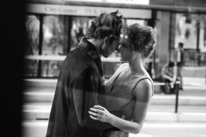affection-black-and-white-blurred-background-1405884