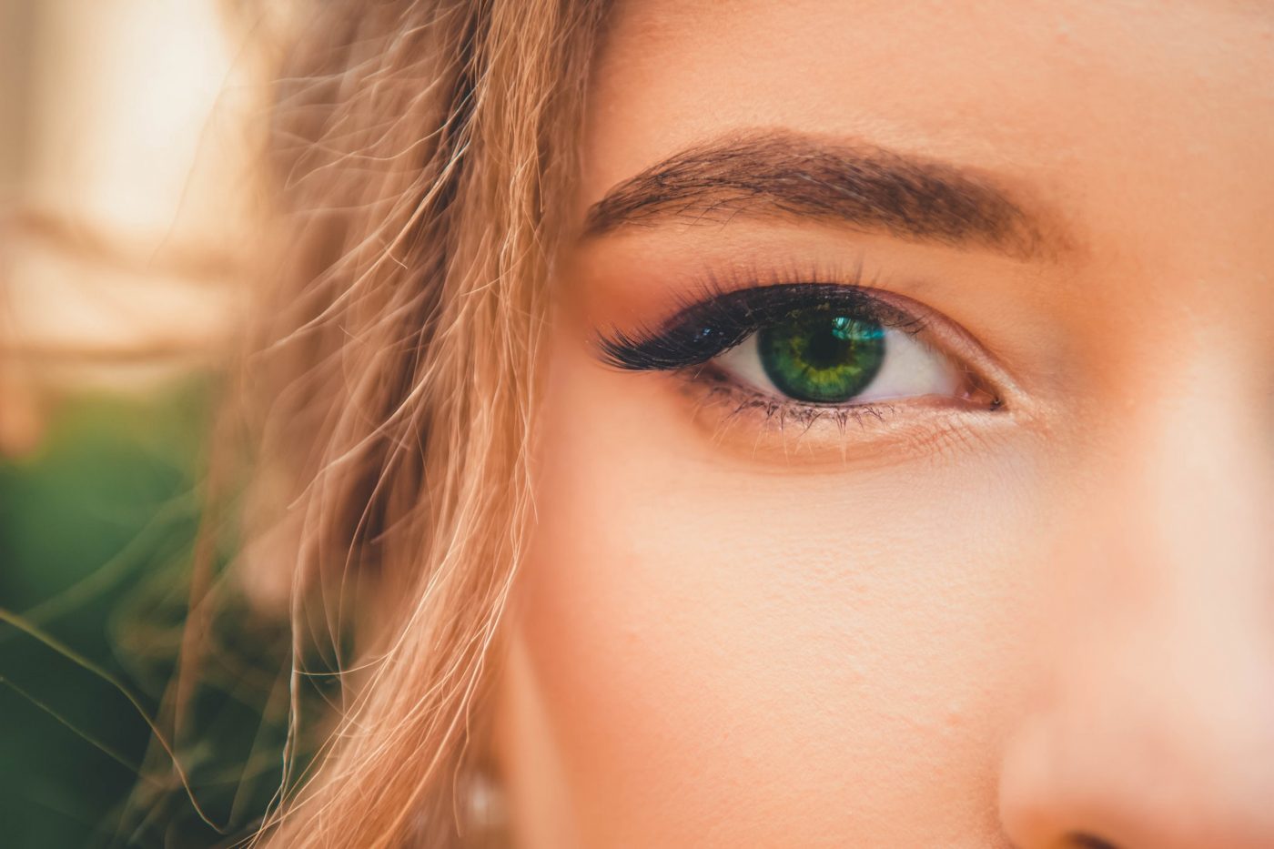 Светлые глазки. Красивые зеленые глаза. Красивые глаза фото. Зеленые глаза фото крупным планом. Бордовая тушь зеленые глаза.