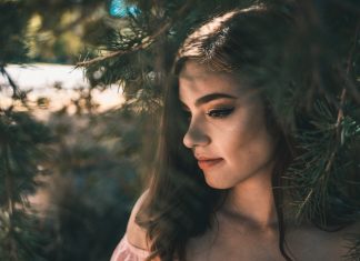 8 доказательств, что мудрая женщина всегда будет превосходить умную Женщина с мудрым взглядом стоит в тени дерева.