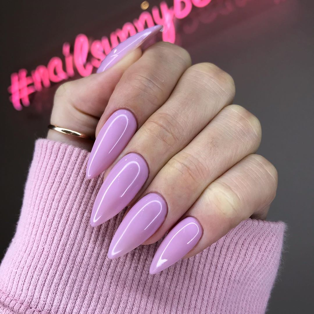 Nail sunny. Маникюр пастельные тона на стилет. Маникюр заостренный розовый с надписью. Нейл Санни. Nail Sunny маникюр.