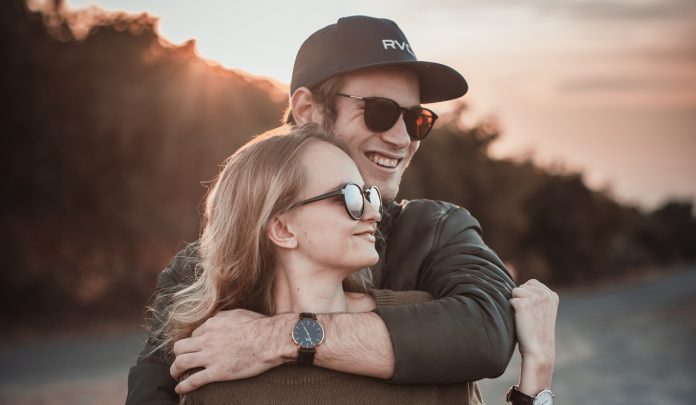 affection-blur-couple-2590706