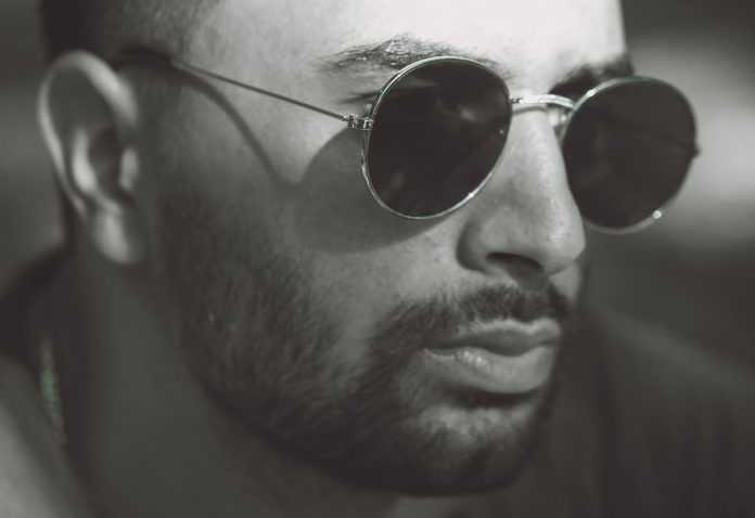 black-and-white-close-up-dark-1415882