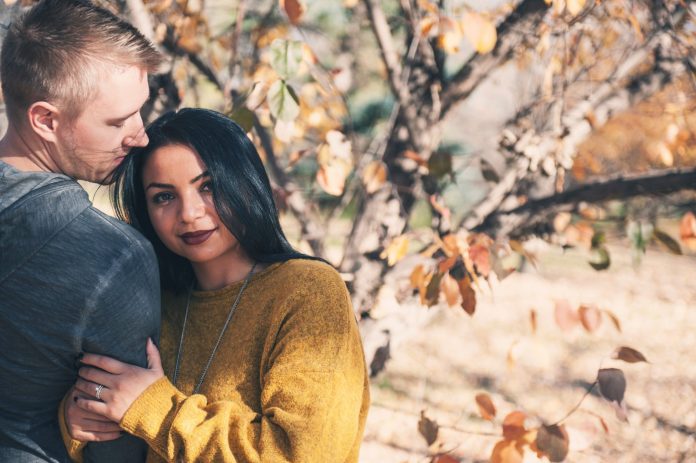 adults-affection-autumn-2495634 сжал