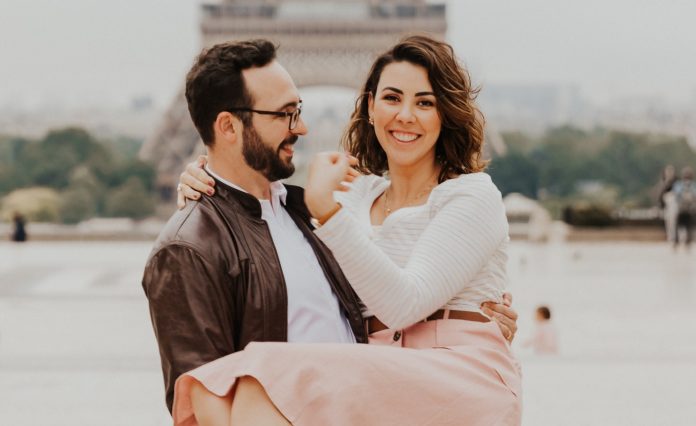 beautiful-couple-eiffel-tower-2513381