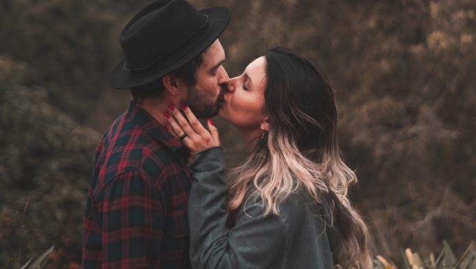 black-hat-couple-embrace-2189566