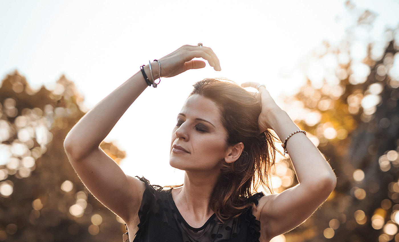 7 качества женщин. Melisa mendini в пальто. Индивидуальность женщины. 7 качества женщин. Женщина флиртует с мужчиной.