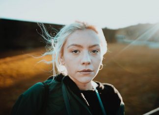 9 признаков неухоженности, которые портят образ любой женщины Женщина, которая выглядит неухоженной без макияжа и с растрепанными волосами.