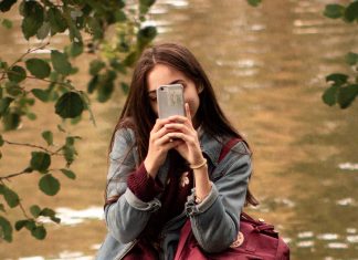 12 цепляющих смс, которые заставляют мужчину думать о вас постоянно Девушка пишет смс парню, который нравится.