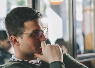 7 признаков, что мужчина запал на вас, но считает вас несуразной