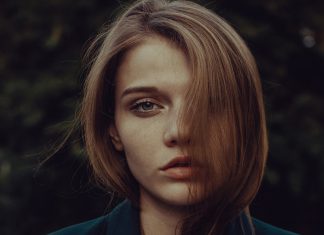 4 жеста, которые выдают женщину, если у нее появился роман на стороне