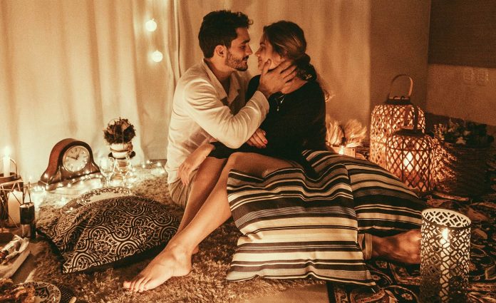 couple-about-to-kiss-2950331