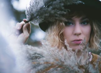 5 зимних приемов с прической, чтобы зрелая женщина выглядела молодой