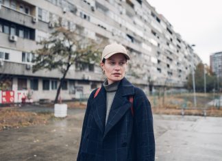 5 движений женщины, которые предательски выдают начавшийся климакс