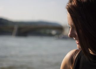 Как «сбросить» с лица несколько лет: 5 полезных привычек для женщин 50+