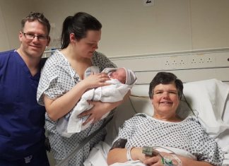 54-летняя женщина родила внучку для собственной дочери