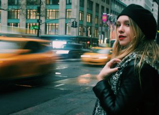 4 приема флирта бедной женщины, которыми она пытается узнать о мужчине