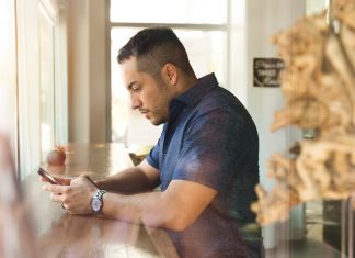 5 смс, которые выдают мужчину, когда у него роман с другой женщиной