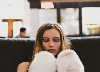 4 вещи, которые завистливая женщина не осмелится делать при мужчине