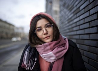 4 необычные черты в поведении и внешности женщины, которые, как ни странно, притягивают мужчин