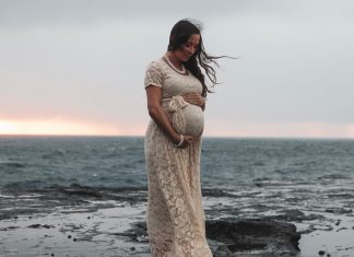 Беременная девушка на берегу моря.