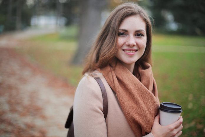 woman-holding-disposable-cup-712513