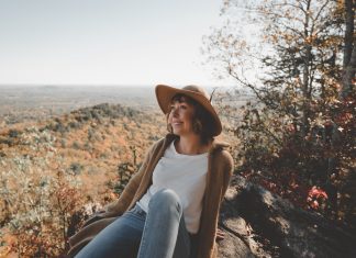 5 жестов, которые делают женщину похожей на провинциалку