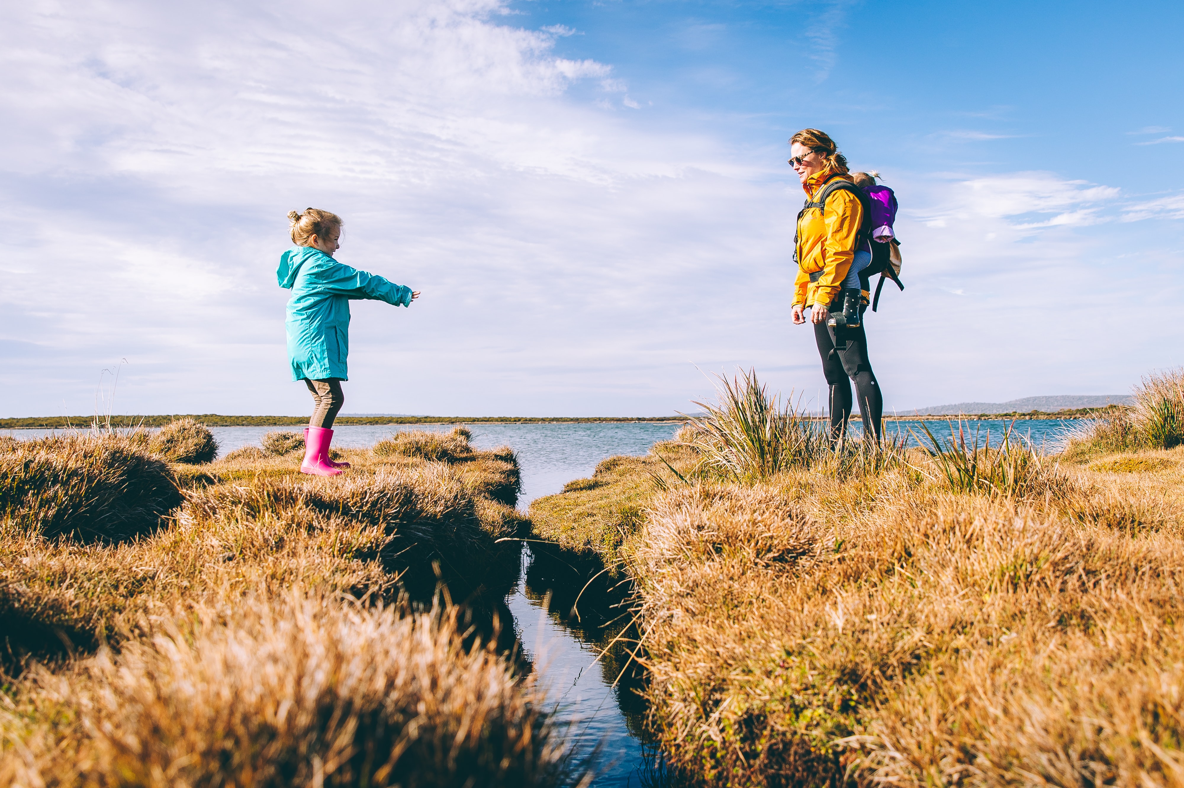 Do your parents travelling. Путешествие с детьми. Природа. Родители и дети на природе. Дети путешественники.